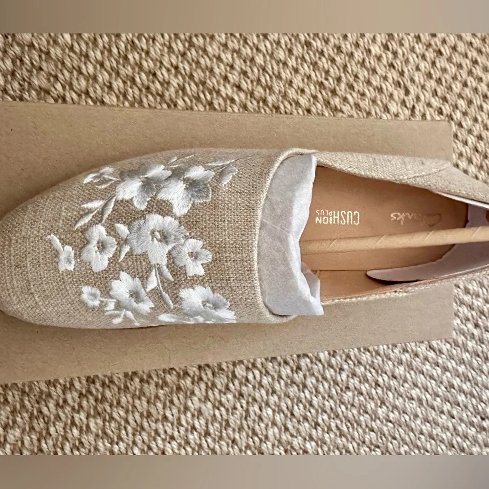NWT Clarks Leather Embroidered Flats Size 6.5 - Picture 4 of 8